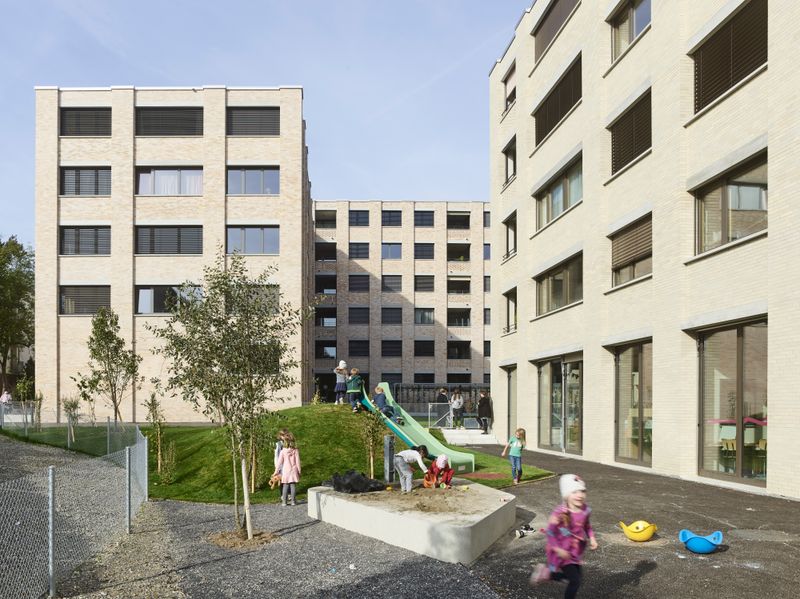 Wohnüberbauung Flo + Fleur, Thomasweg, Liebefeld – Basisstufe und Spielfläche – Aebi & Vincent Architekten, Fotografie: Adrian Scheidegger